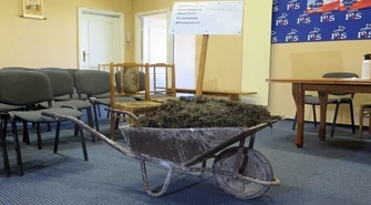 Taczka z obornikiem w biurze PiS. Protest rolników z powiatu piotrkowskiego