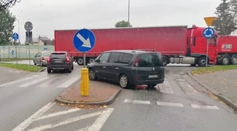 Tiry blokują rondo. Inni kombinują pod prąd