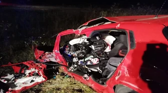 Czołowe zderzenie osobówki z ciężarówką. Kierowca fiata nie żyje