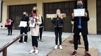 "Módlmy się o prawa kobiet". Protest przed kościołem NSJ w Piotrkowie (FILM)