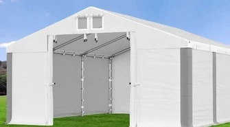 Przed Urzędem Miasta na Szkolnej stanie namiot