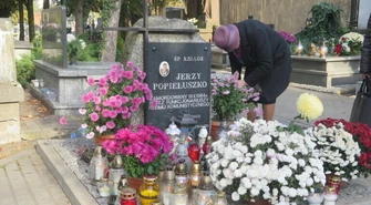 Sprawdź, jak dojechać na cmentarze w regionie. Inaczej kursować będzie komunikacja zbiorowa