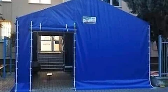 Namiot przed urzędem ochroni przed chłodem