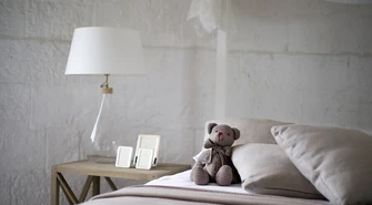 Stylowa pościel do sypialni - jaką wybrać: bawełna, satyna czy kora?