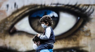 Ekspert: Dopuszczenie szczepionki do użytku to jeszcze nie czas na zrzucanie maseczek