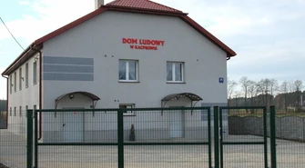 Kostka i chodnik przed Domem Ludowym w Kacprowie