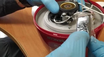 Mikrotelefon ukryty w czajniku w przesyłce dla więźnia