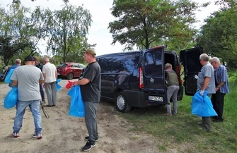 Sprzątanie jeziora zakończyli karpikiem