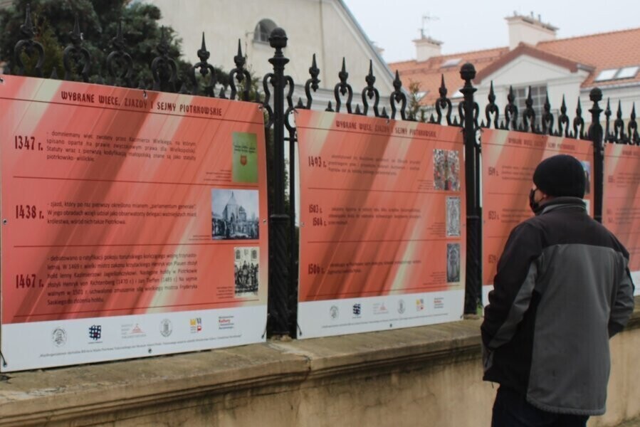 Plenerowa wystawa przy kościele farnym