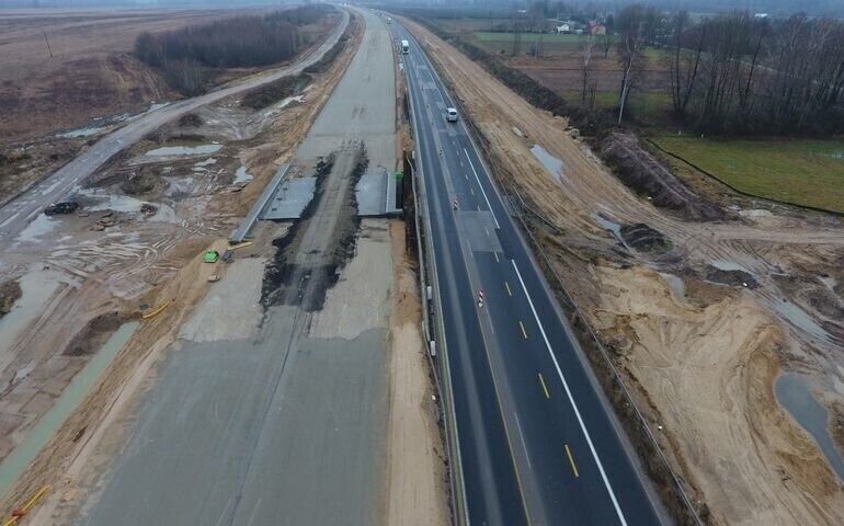 Remont nawierzchni na budowanej A1 między Piotrkowem a Kamieńskiem