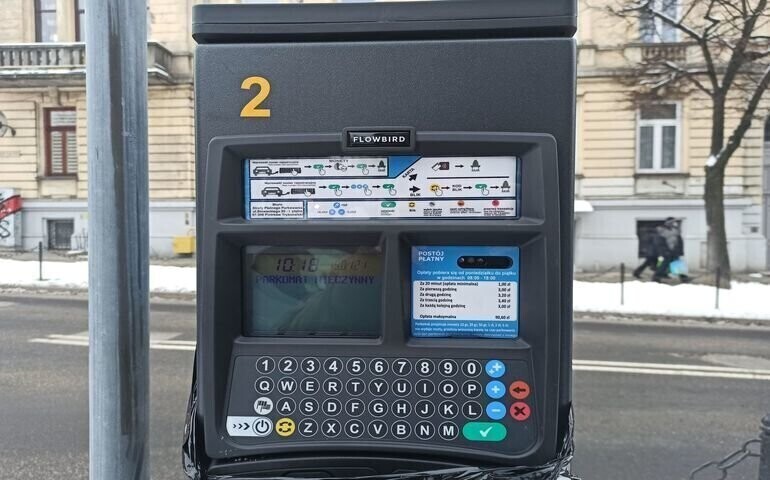 Od poniedziałku wracają opłaty za parkowanie. Nowe parkomaty zamontowane