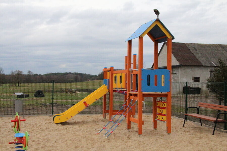 W Poraju i Piekarach powstały place zabaw z siłowniami