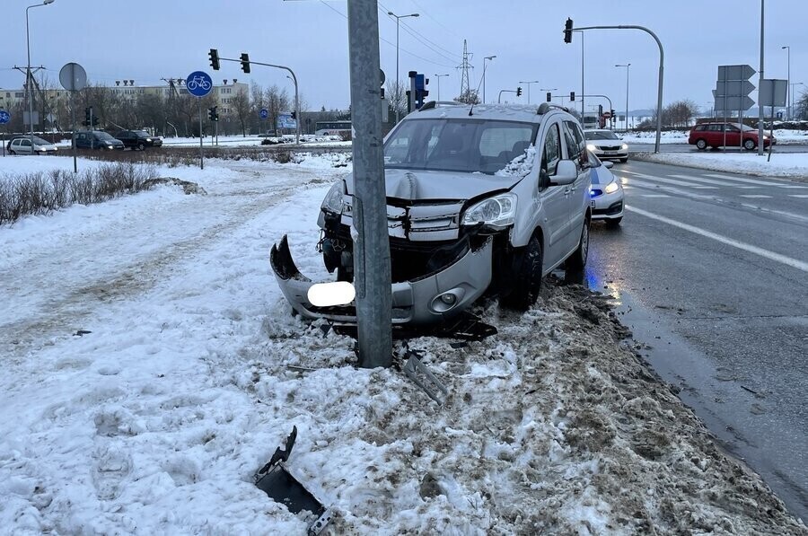Kierowca uderzył w słup oświetleniowy