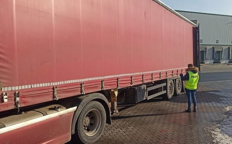 Imigranci z Afganistanu ukryli się w naczepie tira. Podróż zakończyli w Piotrkowie