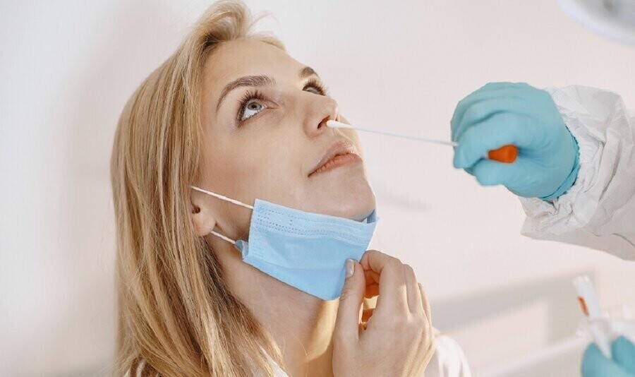 Pierwsze objawy COVID-19. Co daje test na koronawirusa