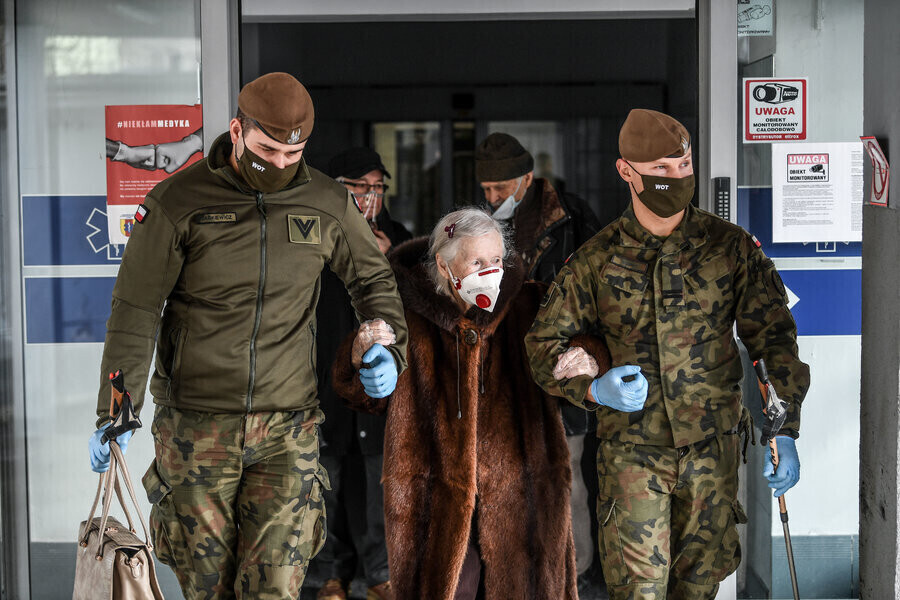 Seniorzy mają wsparcie żołnierzy