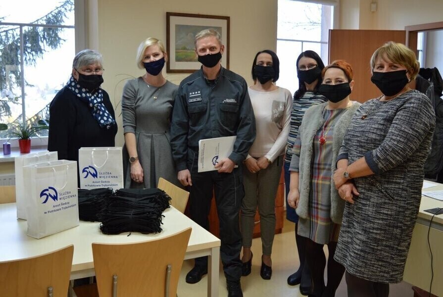 Areszt Śledczy przekazał podarunki dla MOPS-u i policji