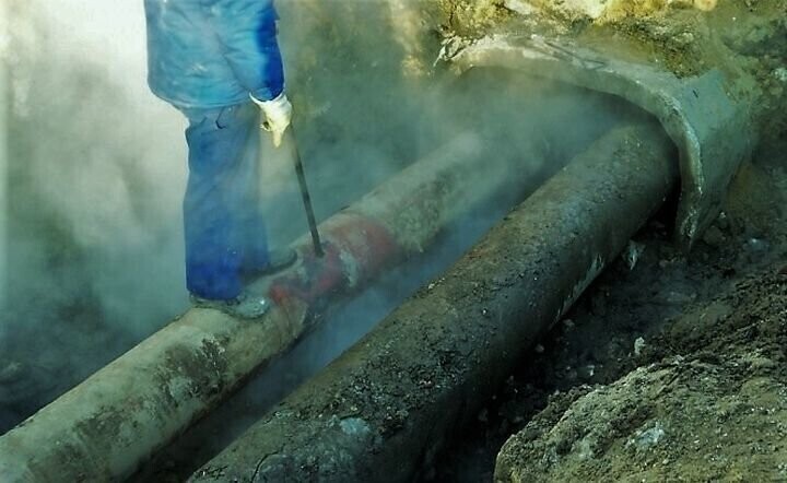 Awaria sieci ciepłowniczej przy ul. Dmowskiego