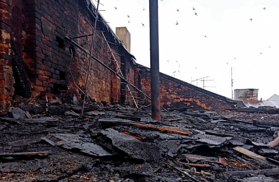 Doszczętnie spłonął dach kamienicy przy Słowackiego