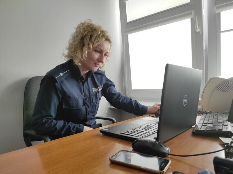 Dzielnicowi spotykają się z dziećmi online