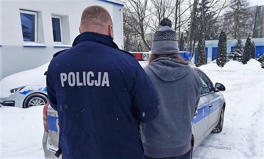 Pijana i poszukiwana w rękach policjantów