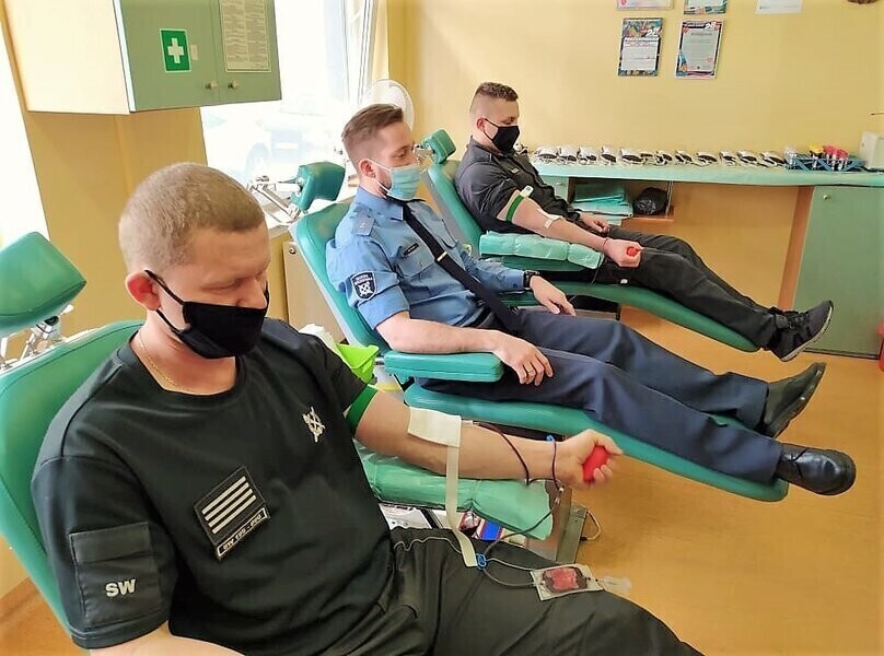 Funkcjonariusze Aresztu Śledczego oddali krew z okazji swojego święta