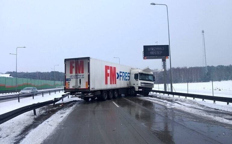 Ciężarówka zablokowała S8