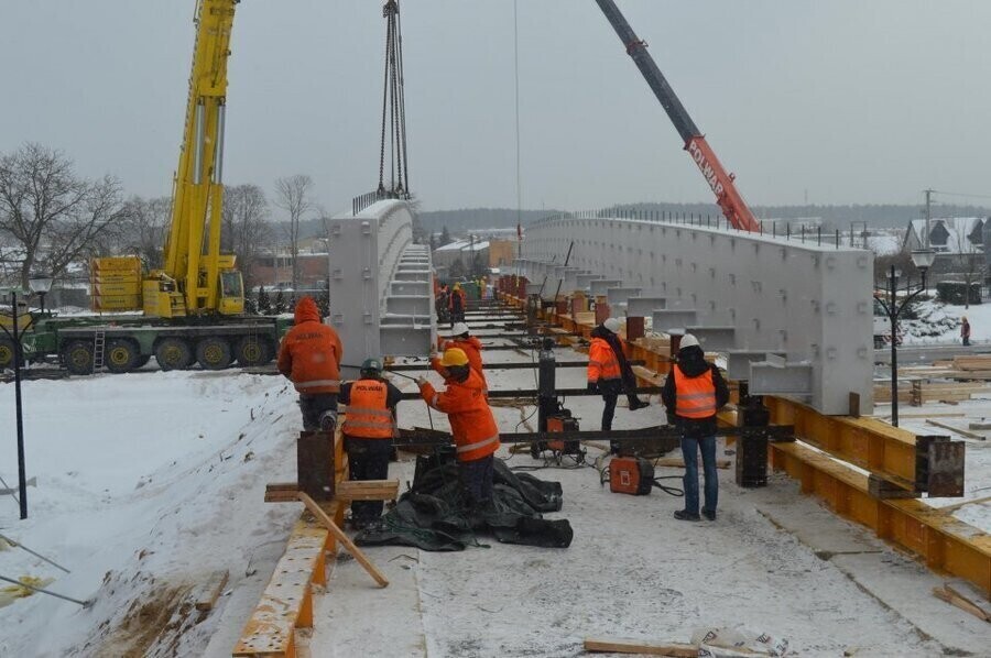 Kładka w Sulejowie gotowa do montażu na podporach