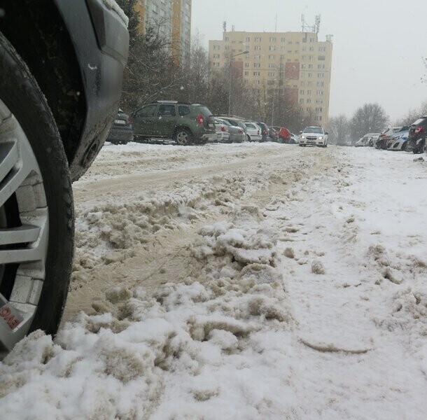 Jazdę utrudniają śnieg i błoto pośniegowe