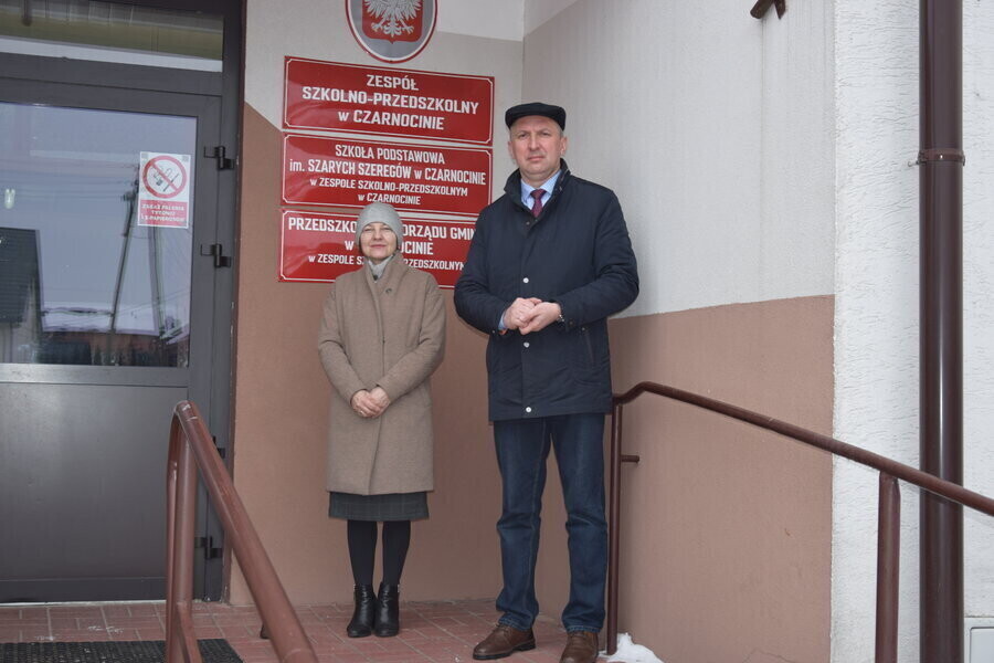 Trzy ciężarówki z pomocą naukową dla dzieci ze szkół w gminie Czarnocin