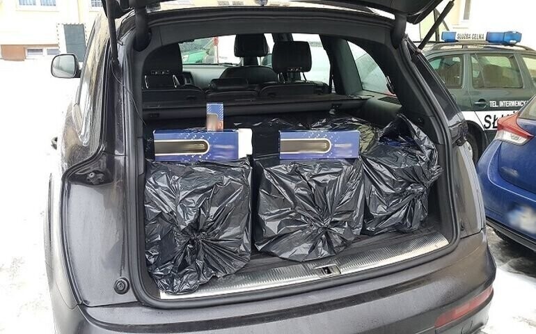 Dwa tysiące paczek nielegalnych papierosów w bagażniku audi