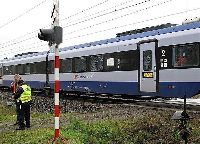 Kompletnie pijany kierowca zasnął przed przejazdem kolejowym