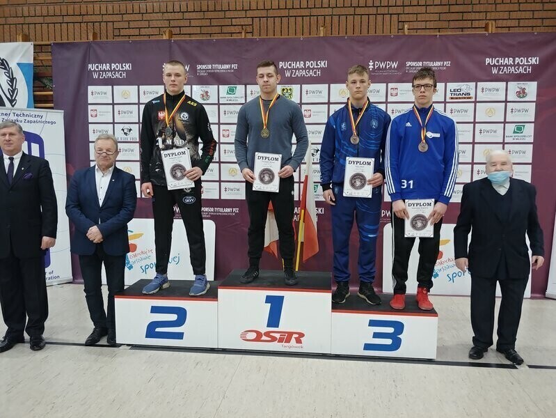 Udany debiut młodych zapaśników AKS