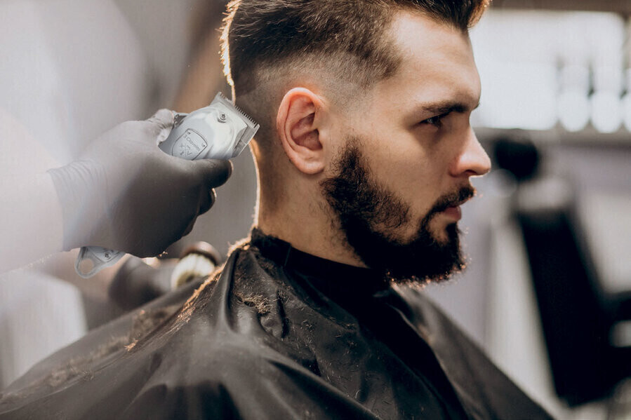 Maszynka do włosów i nożyczki fryzjerskie gwarancją dobrego strzyżenia