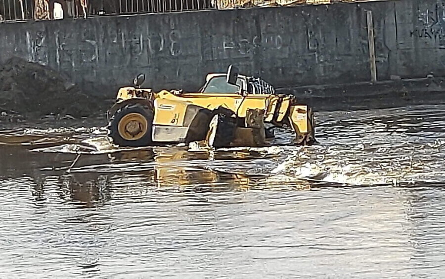 Sprzęt budowlany wpadł do Pilicy