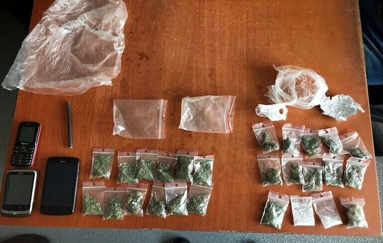 Narkotyki w lodówce plastikowym stołku i szafie