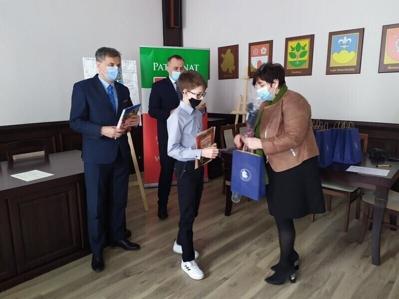 Literacko i plastycznie pokazali co wiedzą o powiecie