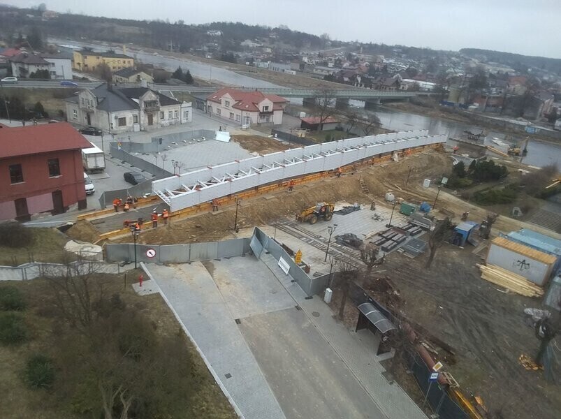 W Sulejowie przesuwali kładkę