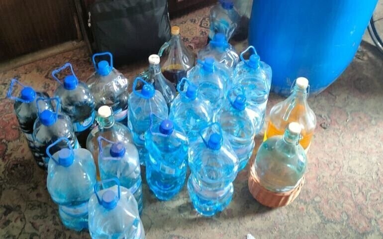 Policjanci zatrzymali bimbrownika. Miał 100 litrów nielegalnego alkoholu