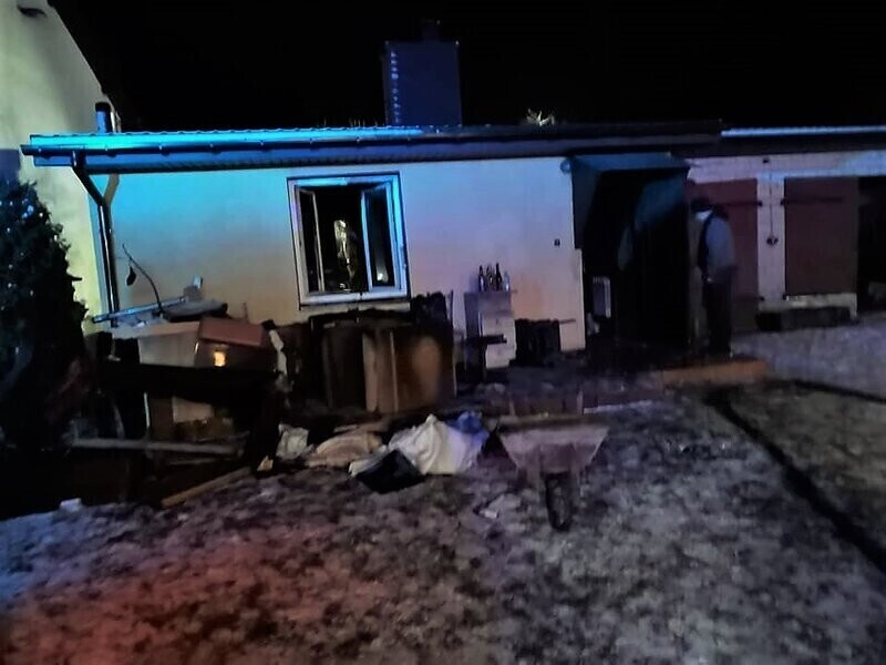 Jedna osoba ranna po pożarze domu. Strażacy apelują