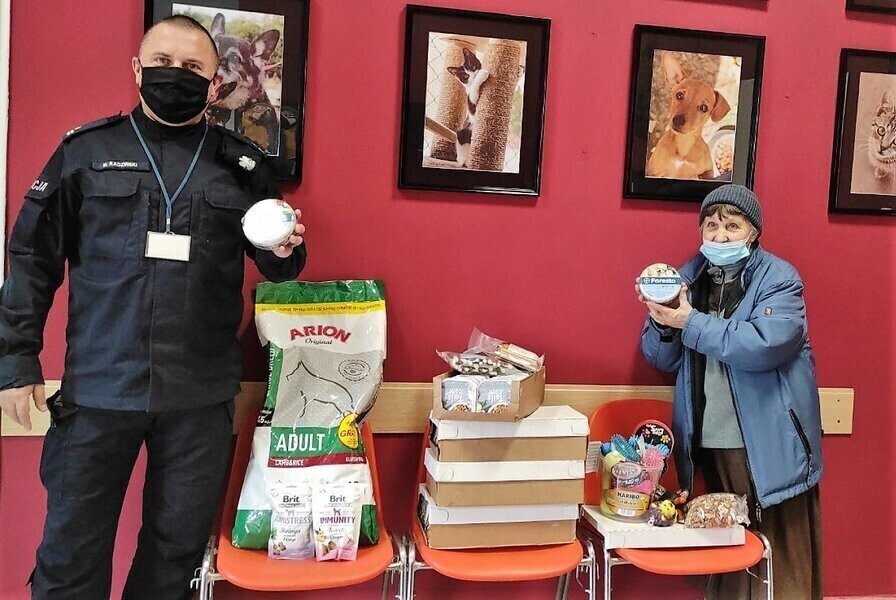Prezenty dla zwierząt od funkcjonariuszy