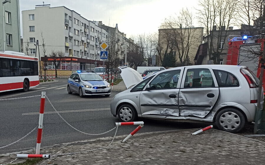 Wypadek z udziałem dwóch osobówek przy Piastowskiej. Kobieta w szpitalu