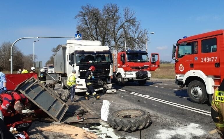 Ciężarówka wjechała w traktor. Kierowca nie żyje