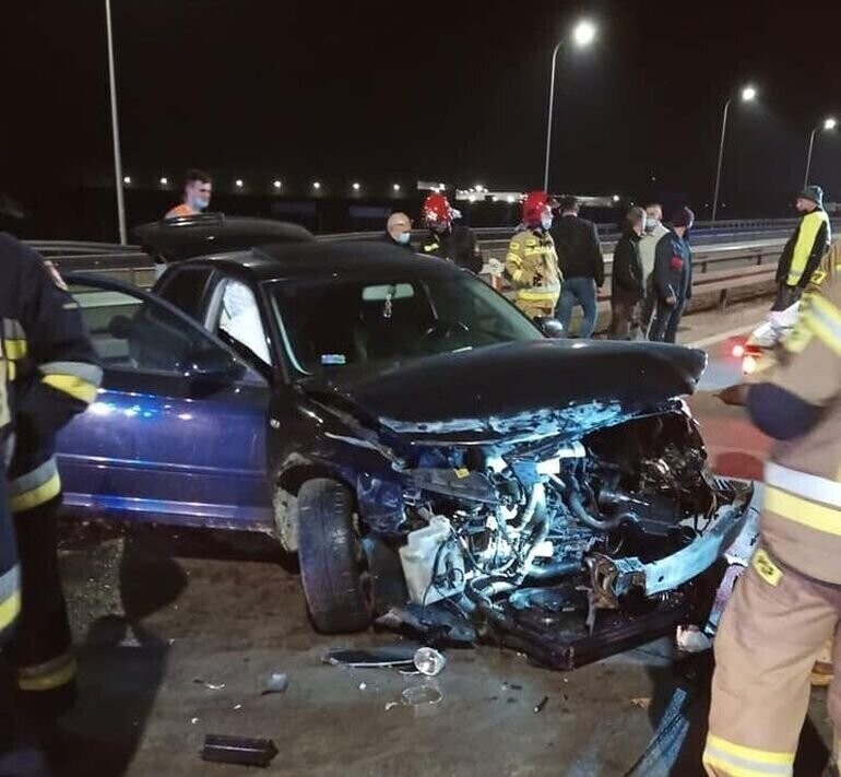 Osobówka wjechała w bariery na S8