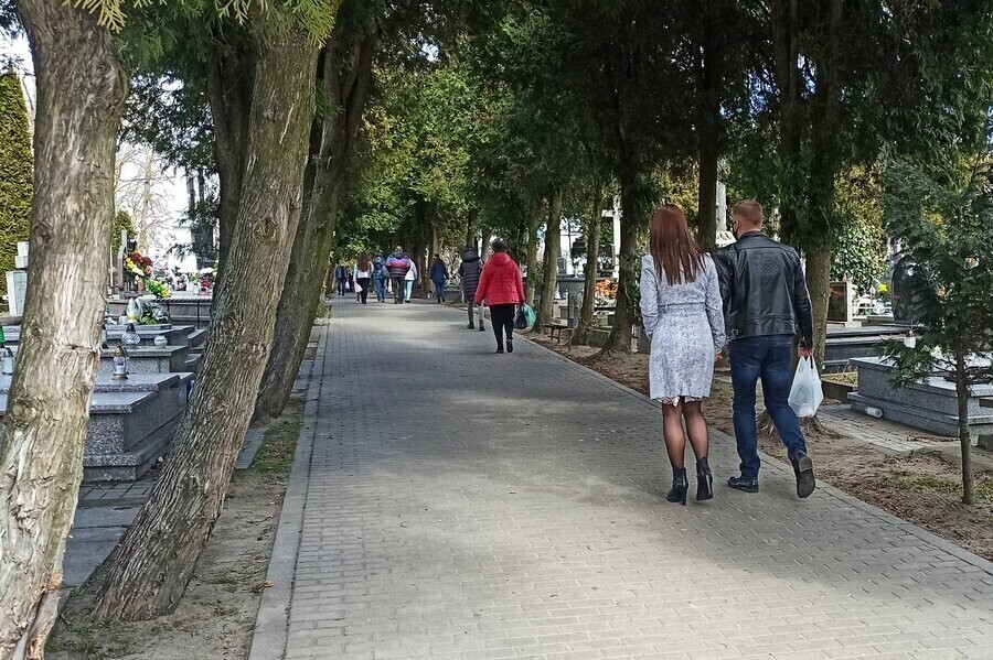 Licznie odwiedziliśmy groby naszych bliskich