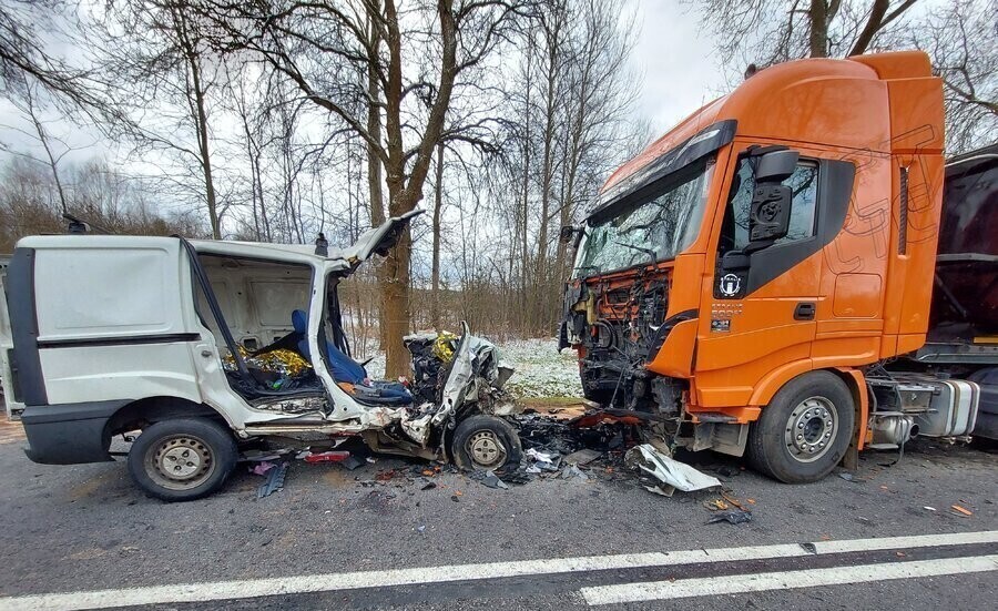 W zderzeniu vana z tirem zginęły dwie osoby