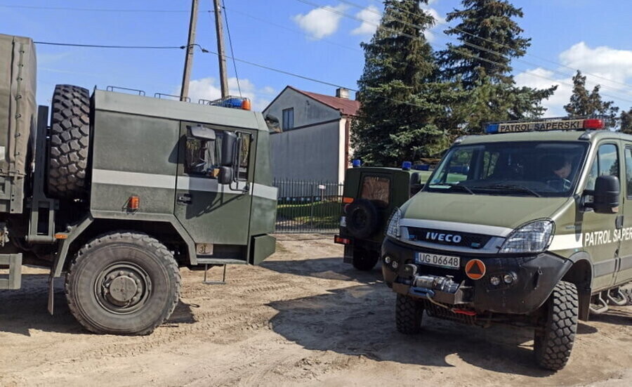 Niewybuch w Przygłowie. Na miejscu pracują saperzy