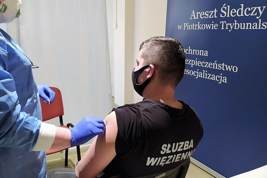 Służba więzienna przyjmuje szczepienia