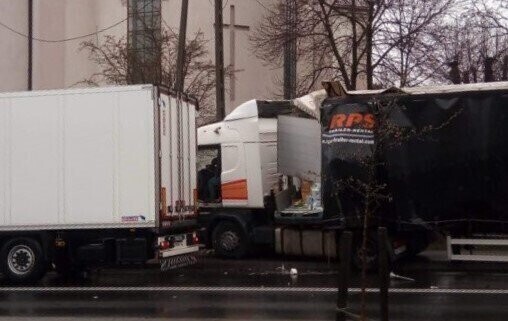 Ciężarówka wjechała w płot kościoła