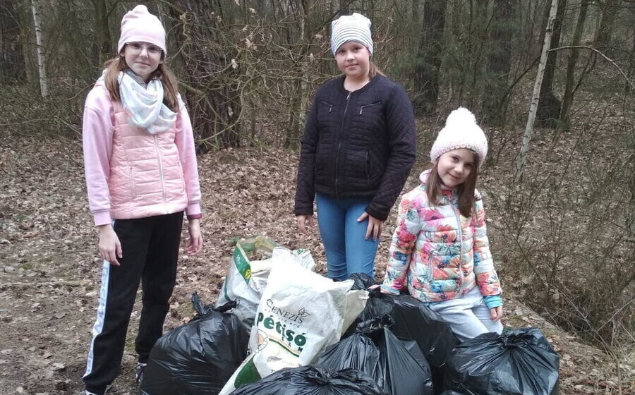 Dzieci z własnej inicjatywy posprzątały las
